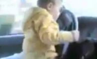
	VIDEO: Incredibil! A condus masina cu bebelusul asezat&nbsp;pe volan! Vezi cel mai periculos clip:
