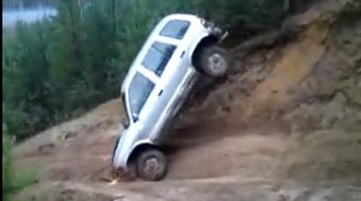 
	VIDEO: Primul concurent la titlul de "Prostul anului 2011"!
