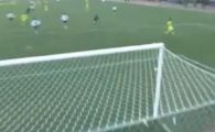 
	VIDEO SENZATIE! Asta e ratarea anului 2011! A ratat cu poarta goala, dupa ce a driblat portarul!
