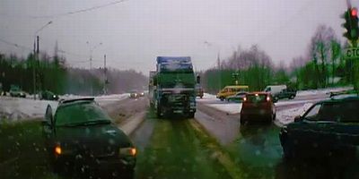 
	El e SOFER, restul sunt conducatori auto! Vezi cum scapa dintr-un accident! VIDEO
