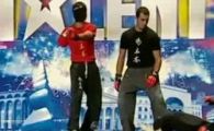 
	VIDEO Rezistenta MAXIMA! E legat la ochi si isi doboara adversarul cu o singura mana!
