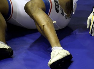 INGROZITOR! Un ciclist a suferit cel mai urat accident de la Mondialul de ciclism in sala! FOTO: