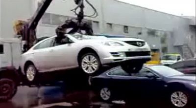 
	Incredibil ce se intampla&nbsp;in Rusia! Cateva masini Mazda nou-noute sunt "pescuite" din parcare&nbsp;si aruncate in tomberon!
