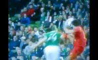 
	VIDEO / Lovitura care l-ar lasa MASCA si pe Nigel de Jong! Vezi cum era sa-i "RUPA" capul de pe umeri:
