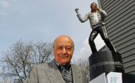 
	VIDEO SPECTACULOS Are sute de milioane si e patron in Premier League! Al Fayed il invata moonwalk-ul pe Becali ))
