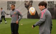 
	Messi si Iniesta au bagat frica in ROMANI: ar putea fi la fel de bine ... rugbysti! Ce scheme au inventat:
