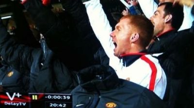 
	FOTO / Englezii au mai inventat o nebunie! Spectatorul fara CAP, pe Old Trafford!
