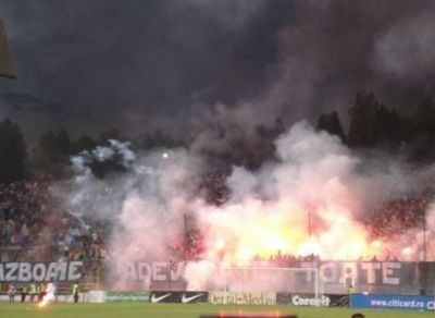 
 Jucatorii lui Dinamo isi pot lua ADIO de la fotbal! Ce pedeapsa risca din cauza petardelor:
