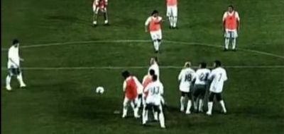 
	VIDEO: Maradona nu a uitat fotbalul! Executie GENIALA din lovitura libera intr-un meci caritabil!
