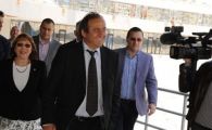 
	Numai in Romania se mai intampla asa ceva! MESAJUL INCREDIBIL pe care Platini l-a citit in drum spre aeroport:
