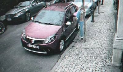 
	VIDEO! Inca 3 reclame Dacia SOCANTE din 2011: Oamenii o iau razna: o zgarie cu cheia, o arunca la gunoi si o iau la suturi
