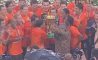 
	VIDEO / SUPER SHOW la Sahtior cu Lucescu, Rat si Ahmetov! Au prezentat trofeul de campioni si au cantat pana si-au pierdut vocea!
