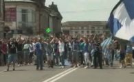 
	VIDEO! Fanii au iesit in strada sa-l dea jos pe Mititelu: au aruncat cu fumigene in club! Ce glume au inventat cu Mititelu 

