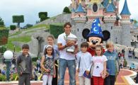 
	SUPER FOTO: Rafa Nadal a sarbatorit al 6-lea trofeu de la Roland Garros la Disneyland! Ce zice de Wimbledon:
