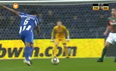 
	Traiectorie halucinanta! A pus-o in vinclu de la 35 de metri si a reusit GOLUL ANULUI in Europa! VIDEO
