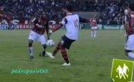 
	VIDEO / MAGIE! Ronaldinho si-a umilit din nou adversarii din Brazilia! Vezi cum a jonglat intre doi adversari!
