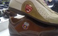 
	POZA ZILEI: Cea mai noua moda printre suporterii 'eleganti': pantofii Steaua sau Dinamo! :))
