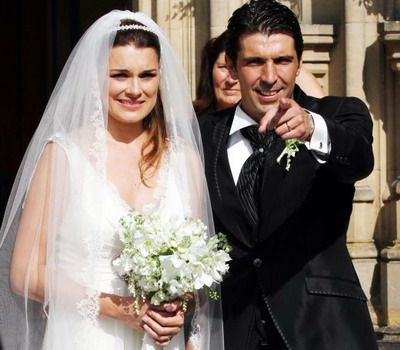 
 FOTO: Buffon a pus, in sfarsit, genunchiul jos! Rezultatul: o nunta de basm!
