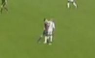 
	IMAGINI INCREDIBILE! Roberto Carlos si-a iesit din minti! A lovit un adversar cu cotul in gat! VIDEO
