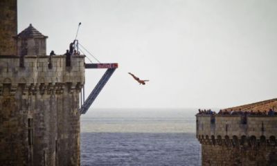 
	VIDEO TERIFIANT!!! S-au aruncat in gol din turnul unui castel! Vezi provocarea verii
