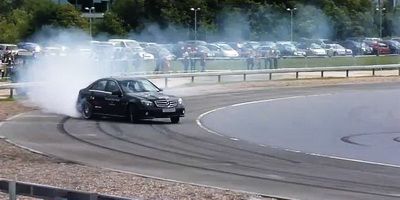
	Nou record mondial! Cel mai lung drift tine 8 tururi!
