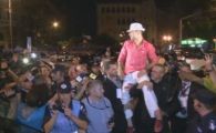 
	IMAGINI DE SENZATIE: El chiar merita sa fie aclamat de pe capota masinii! Cum a petrecut Bute la Universitate:

