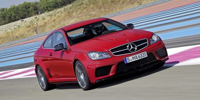 
	Cum vine asta? Mercedes Black Series e ... rosu Ferrari!
