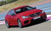 
	Cum vine asta? Mercedes Black Series e ... rosu Ferrari!
