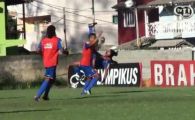 
	VIDEO SENZATIE! Ronaldinho a revenit in FORTA! Doua goluri din foarfeca reusite in cateva minute! Vezi faza

