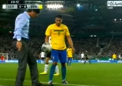 
	VIDEO: Mai brazilian decat brazilienii! Antrenorul Germaniei l-a DAT PE SPATE pe cel al Braziliei cu jongleriile in pantofi!
