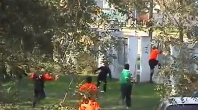 
	VIDEO INCREDIBIL! Un arbitru si-a salvat viata dupa ce a sarit gardul stadionului! O echipa intreaga l-a batut MAR
