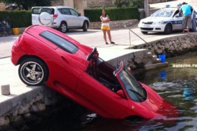 
	Rar vezi asa ceva! Asta e cel mai prost sofer din lume: cum a distrus un Ferrari de 120.000 euro!
