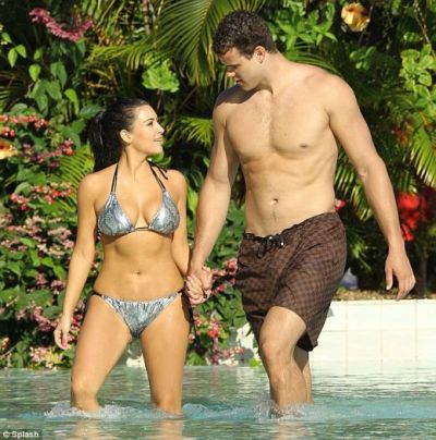 FOTO: Aici va avea loc nunta intre Kim Kardashian si iubitul ei baschetbalist si somer! Cerinta CIUDATA a mirilor:
FOTO: Aici va avea loc nunta intre Kim Kardashian si iubitul ei baschetbalist si somer! Cerinta CIUDATA a mirilor: