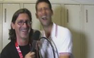 SUPER VIDEO! Djokovic l-a facut KO pe un reporter! I-a tras cu racheta intre picioare :))