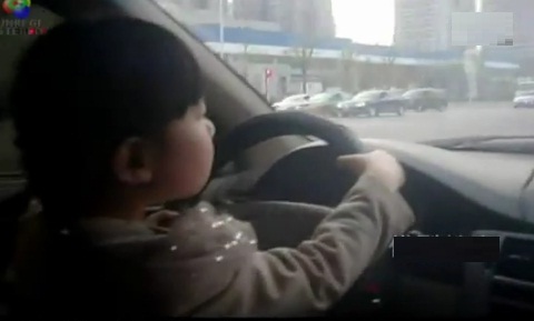 O fetita de 4 ani conduce singura masina pe autostrada! Tatal ei e mandru de tot! 