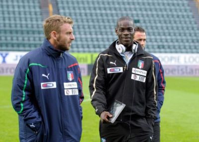 
	FOTO Balotelli a comis-o si la nationala Italiei! L-a scos din minti pe Prandelli cu un IPad pe banca de rezerve!
