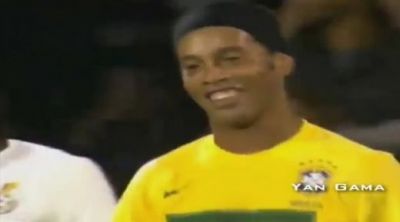 
	VIDEO! Ronaldinho a fost din nou MAGIC la nationala Braziliei! Dribling printre picioare si no look pass in aceeasi faza
