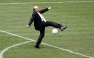 
	BLATter a fost cu noi! Reactia sefului FIFA cand a vazut gaurile din gazon! Cum ne-a salvat de la o rusine si mai mare:
