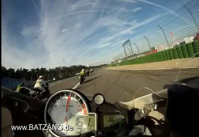
	VIDEO Poti sa te uiti fara sa CLIPESTI? Vezi cum traieste un motociclist cursa la viteza MAXIMA! 
