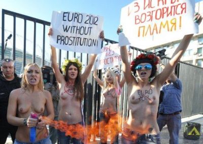 
	FOTO / Protest TOPLESS in fata lui Platini la Kiev! Vezi ce reactie a avut seful UEFA!
