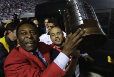 FANTASTIC! Se teme sa nu fie egalat de Messi? Pele REVINE pe teren pentru Santos la 70 de ani!!! Vezi de cand!