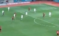 
	VIDEO SENZATIE! El e comentatorul NEBUN din Ucraina: iti SPARGE timpanele la fiecare gol! Nici daca lua foc nu urla asa :)
