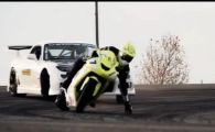 
	VIDEO EPIC! Demonstratie incredibila de pilotaj! Cursa NEBUNA de drift intre o masina si un motor! Vezi cine castiga:
