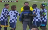 
	VIDEO! Un arbitru din Columbia, aproape sa fie LINSAT de antrenor! Il SCUIPA direct intre ochi! Imagini incredibile:
