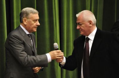
	OFICIAL! Mircea Sandu si Dumitru Dragomir, urmariti PENAL de catre DNA pentru dezafilierea Universitatii Craiova! Reactia lui Dragomir:

