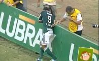 
	VIDEO PREMIERA! Primul panou publicitar care a incercat sa MANANCE un fotbalist! :)
