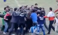 
	VIDEO Scene SOCANTE pe stadion! Se poate si mai rau ca in Romania! Arbitru batut de fani, jucatori si antrenori pe teren!
