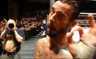 
	VIDEO! CM Punk a ironizat un fan cu semnul lui Cena si s-a luat si de TNA! Cum l-a luat la misto pentru ca il huiduia:
