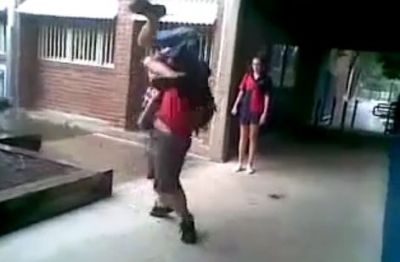 
	VIDEO SOCANT! Cel mai tare procedeu din wrestling, copiat in curtea scolii: cum se incheie o lupta dintre un GRAS si un SLABANOG
