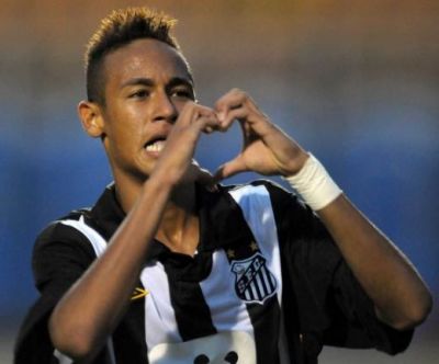 
	FABULOS! Cum a fost convins Neymar sa semneze prelungirea cu Santos: "Mourinho te obliga sa te tunzi!" :)
